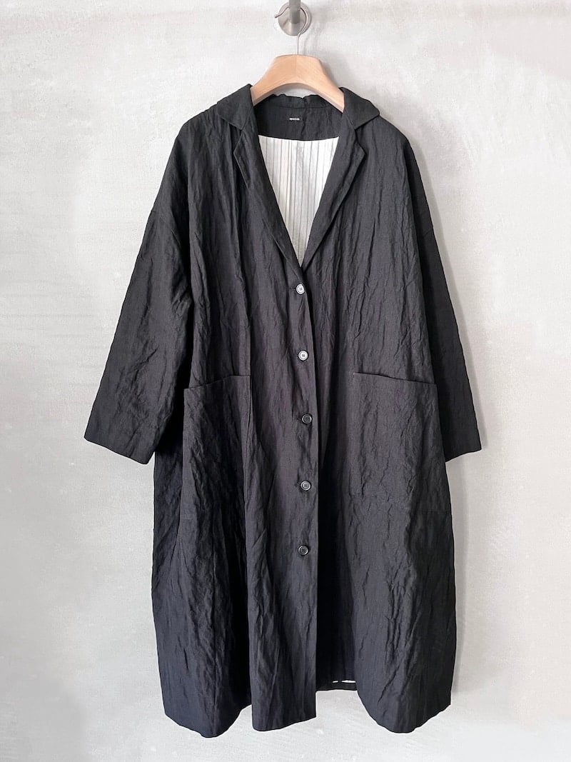 Spolverino oversize nero in misto cotone e lino con fibra metallica, colletto a rever e chiusura con bottoni, vestibilità oversize Apuntob