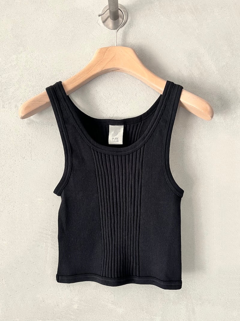 Canotta corta nera in jersey di cotone a costine con scollo rotondo e spalline larghe, linea aderente Pure Sugar