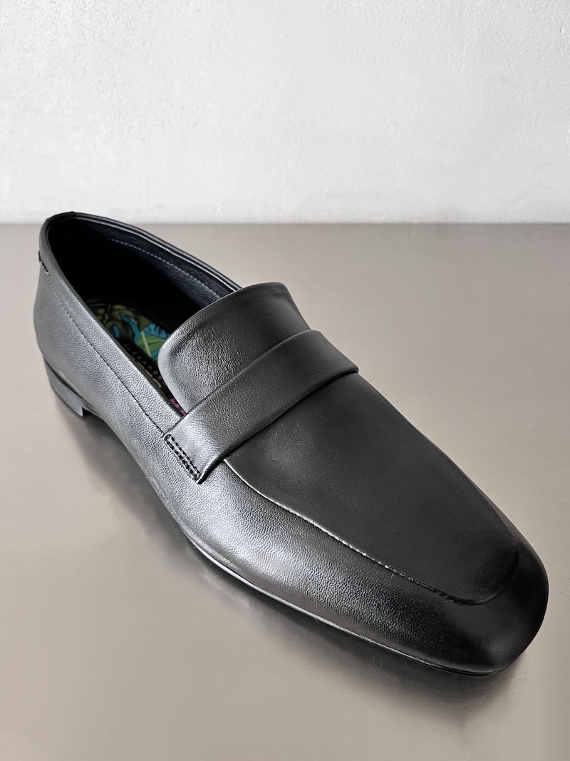 Black smooth leather loafer with front panel and visible stitching, rounded toe and low sole Alexander Hotto