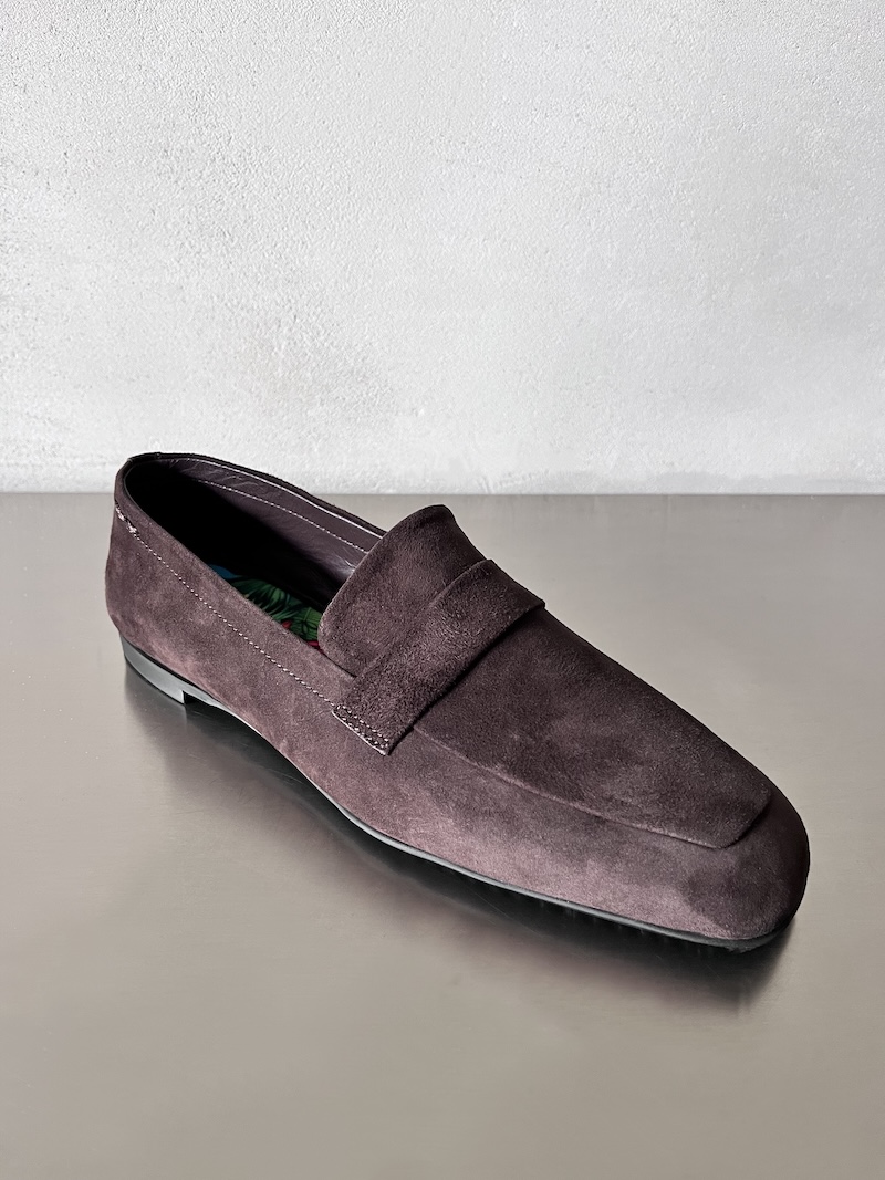 Brown suede loafer with front panel and visible stitching, rounded toe and low sole Alexander Hotto