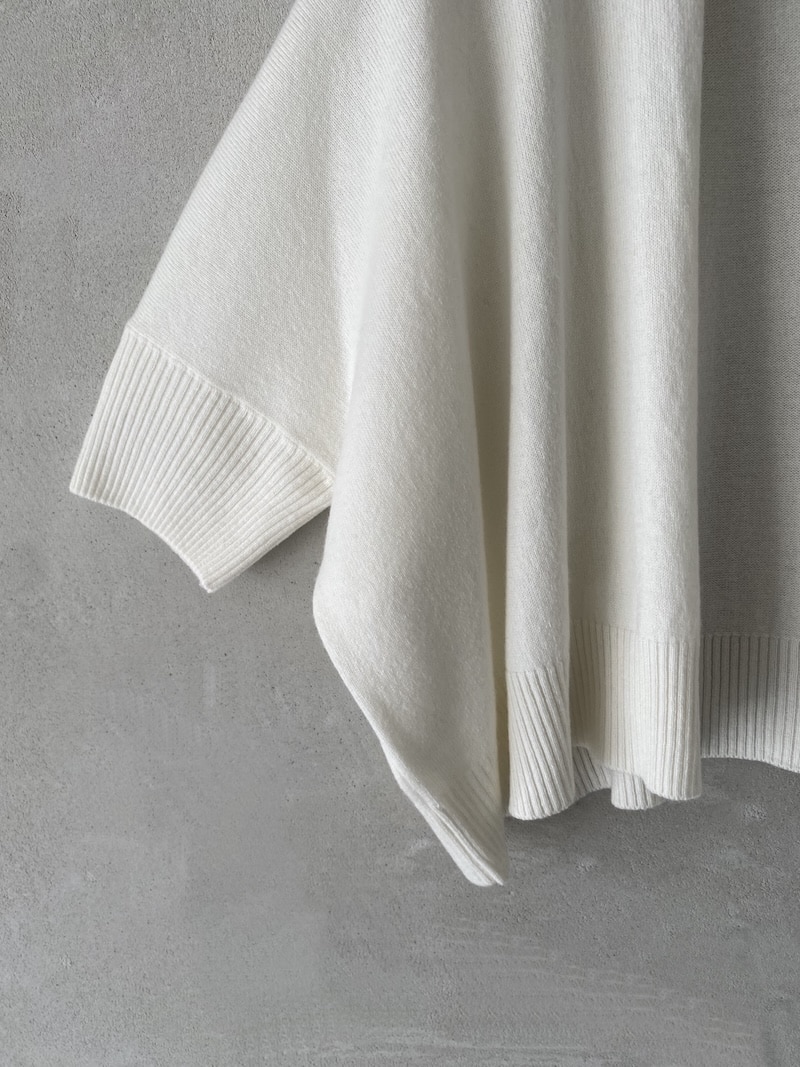 Mini cardigan boxy in cashmere con scollo aperto e manica corta bianco latte – Marina Lari