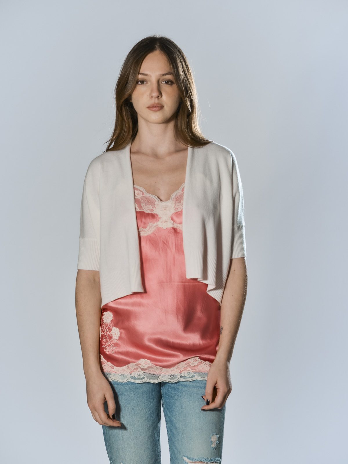 Mini cardigan in cashmere con volume boxy, scollo aperto, spalla scesa e manica corta con polsino a costina, colore bianco latte – Marina Lari