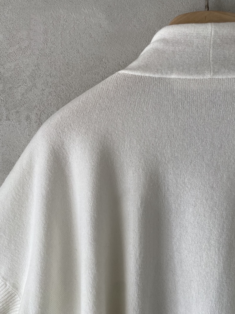 Mini cardigan boxy in cashmere con scollo aperto e manica corta bianco latte – Marina Lari