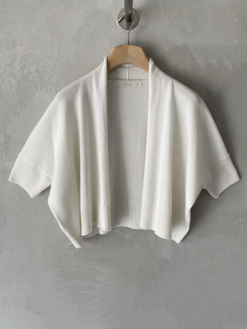 Mini cardigan in cashmere con volume boxy, scollo aperto, spalla scesa e manica corta con polsino a costina, colore bianco latte – Marina Lari