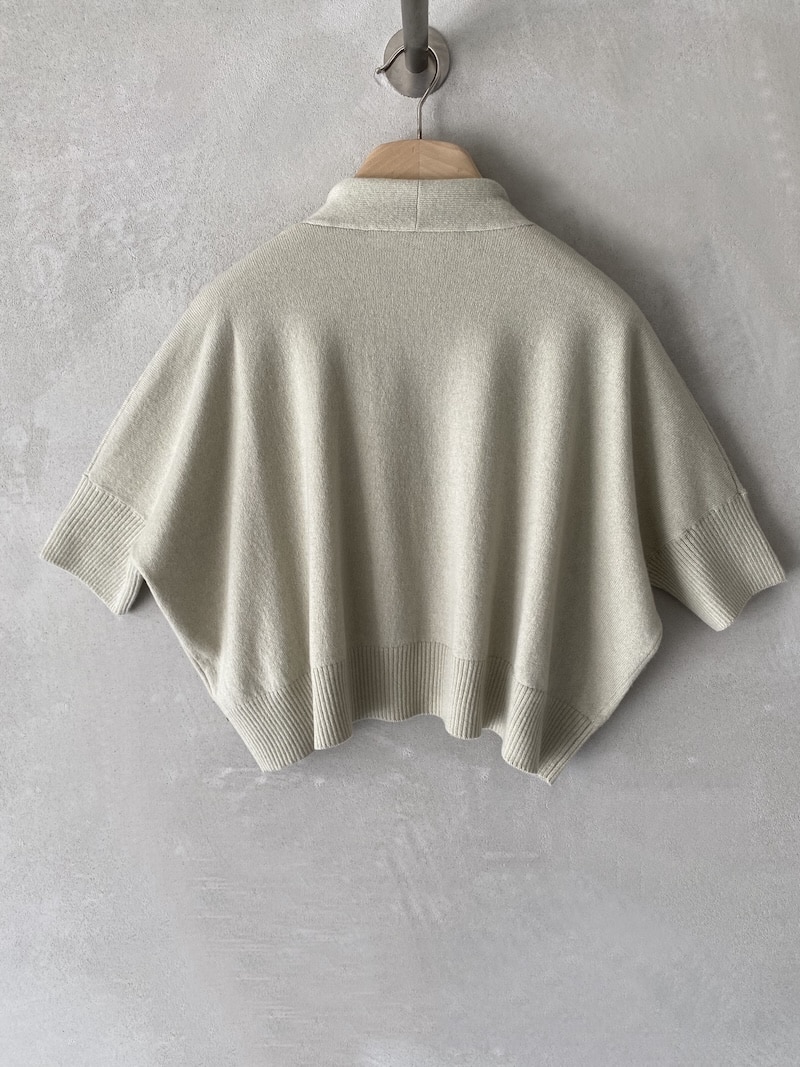 Mini cardigan boxy in cashmere con scollo aperto e manica corta lichen – Marina Lari