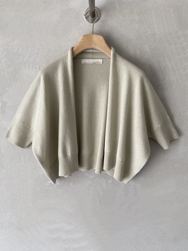 Mini cardigan in cashmere con volume boxy, scollo aperto, spalla scesa e manica corta con polsino a costina, colore lichen – Marina Lari
