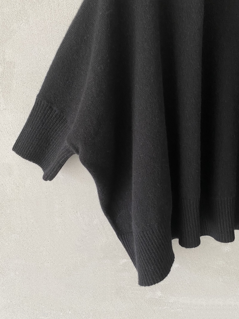 Mini cardigan boxy in cashmere con scollo aperto e manica corta nero – Marina Lari