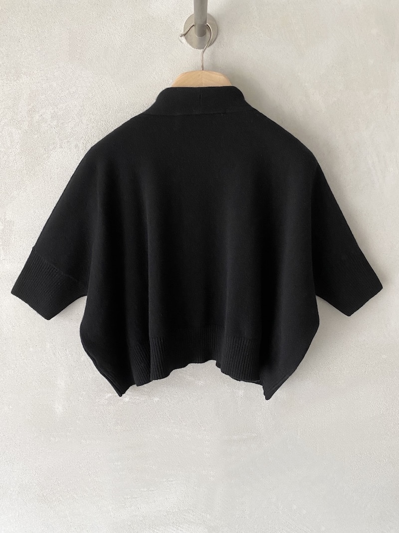 Mini cardigan boxy in cashmere con scollo aperto e manica corta nero – Marina Lari