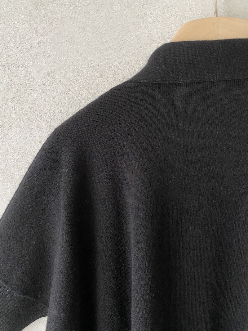 Mini cardigan boxy in cashmere con scollo aperto e manica corta nero – Marina Lari