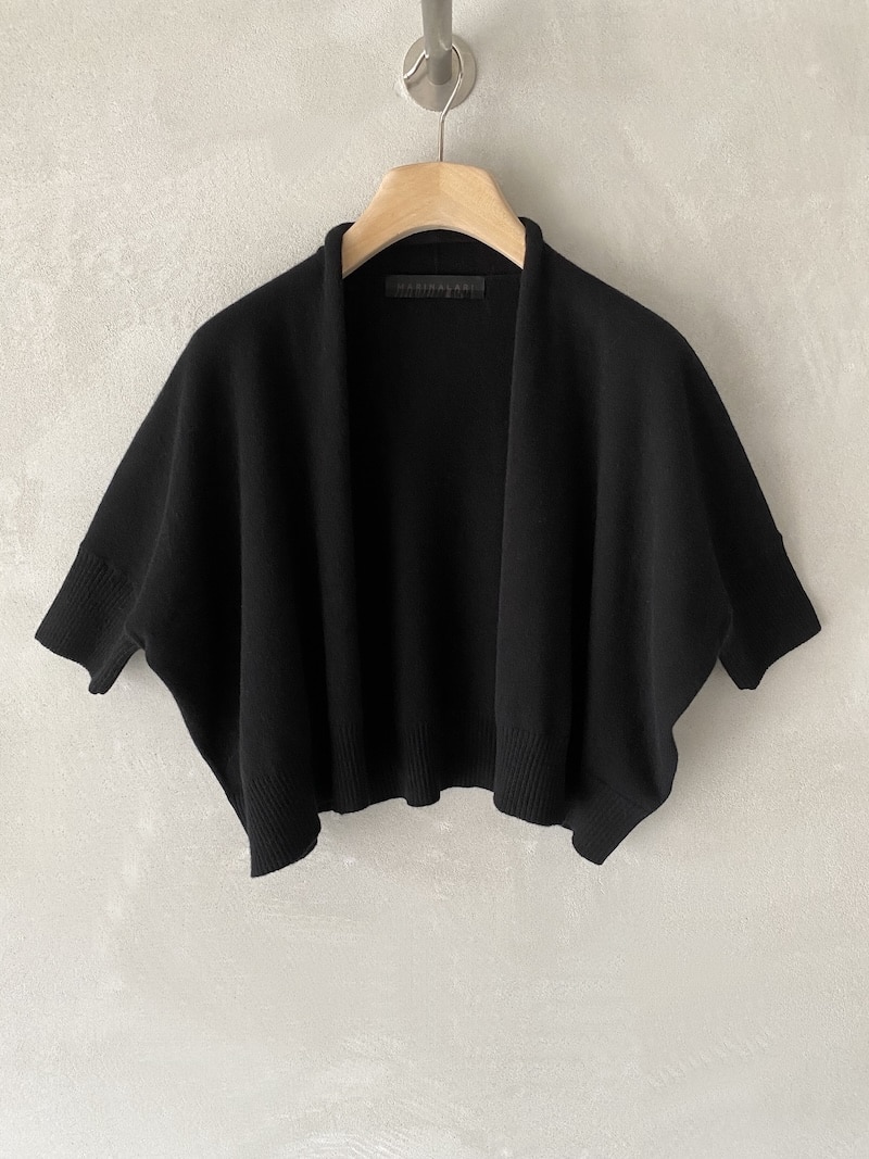 Mini cardigan in cashmere con volume boxy, scollo aperto, spalla scesa e manica corta con polsino a costina, colore nero – Marina Lari