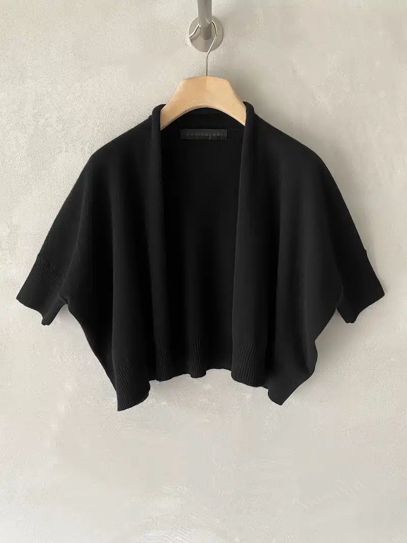 Mini cashmere cardigan with boxy volume, open neckline, dropped shoulders and short sleeves with ribbed cuffs, black color – Marina Lari