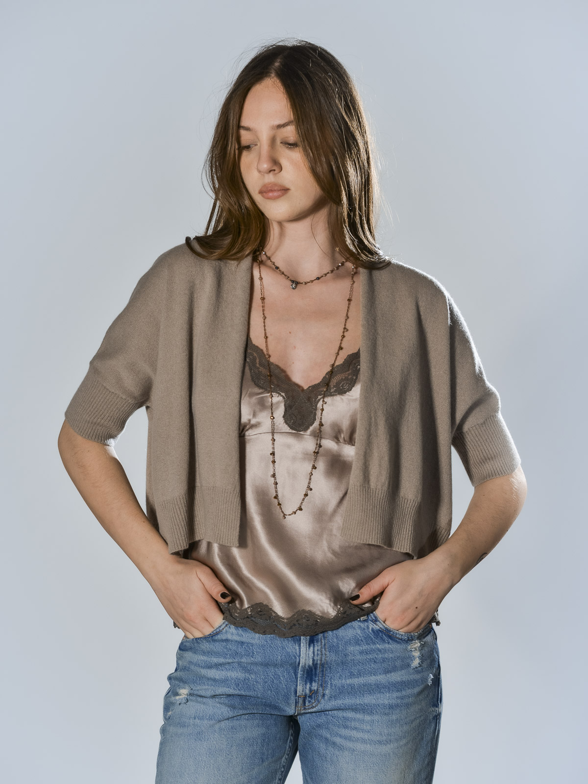 Mini cardigan in cashmere con scollo a V e chiusura frontale con bottoni, spalla scesa e maniche 3/4 con polsino a costina, colore beige mastice – Marina Lari