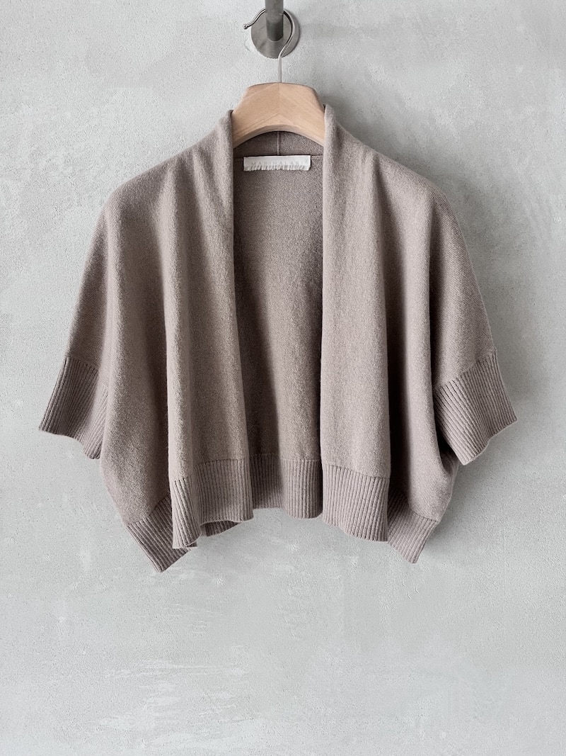 Mini cardigan in cashmere con scollo a V e chiusura frontale con bottoni, spalla scesa e maniche 3/4 con polsino a costina, colore beige mastice – Marina Lari