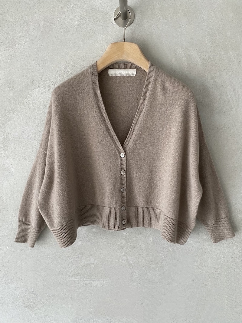 Mini cardigan in cashmere con scollo a V e chiusura frontale con bottoni, spalla scesa e maniche 3/4 con polsino a costina, colore beige mastice – Marina Lari