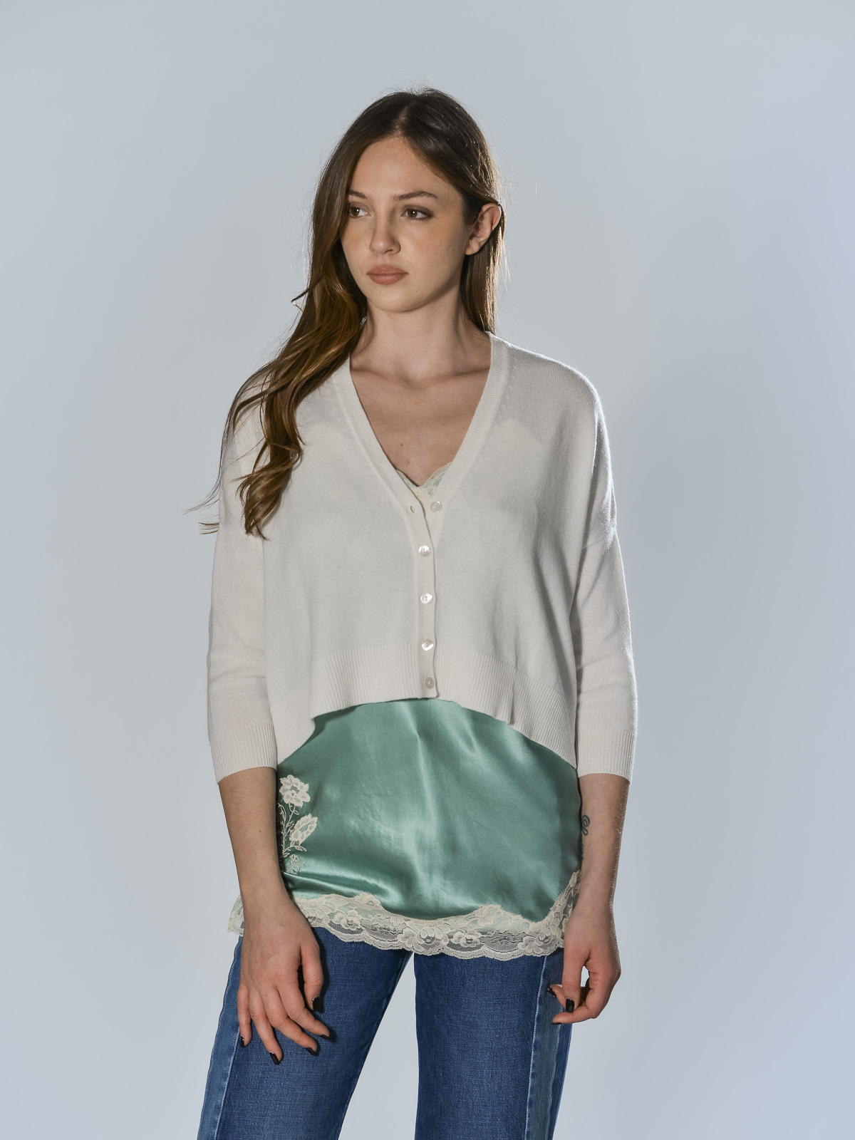 Mini cardigan in cashmere con scollo a V e chiusura frontale con bottoni, spalla scesa e maniche 3/4 con polsino a costina, colore bianco latte – Marina Lari