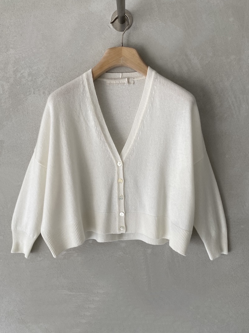 Mini cardigan in cashmere con scollo a V e chiusura frontale con bottoni, spalla scesa e maniche 3/4 con polsino a costina, colore bianco latte – Marina Lari