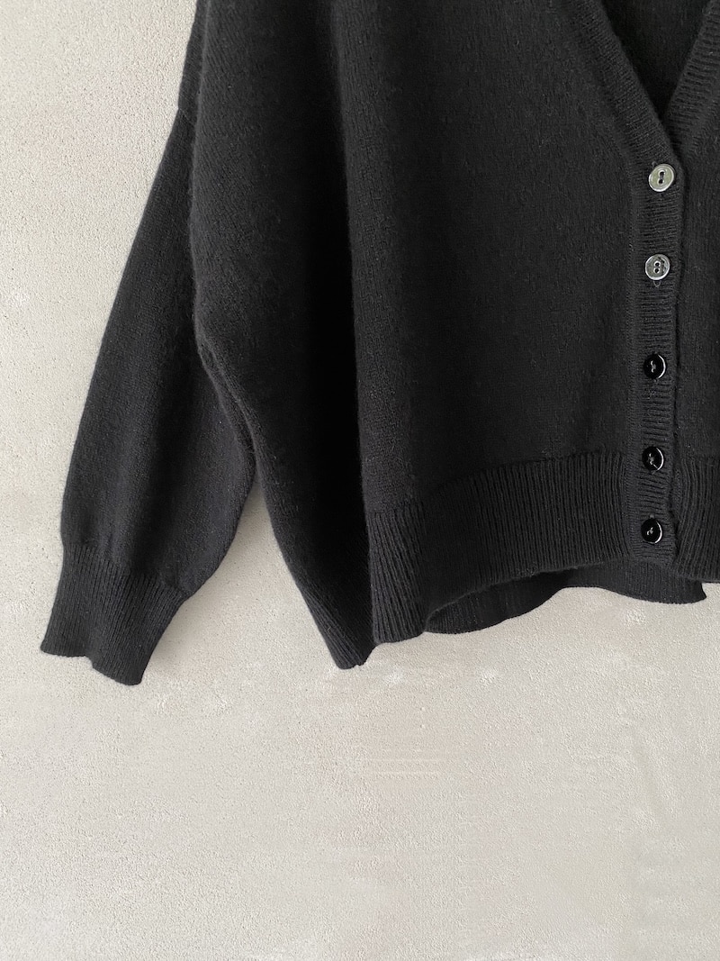 Mini cardigan in cashmere con scollo a V e bottoni manica 3:4 nero – Marina Lari