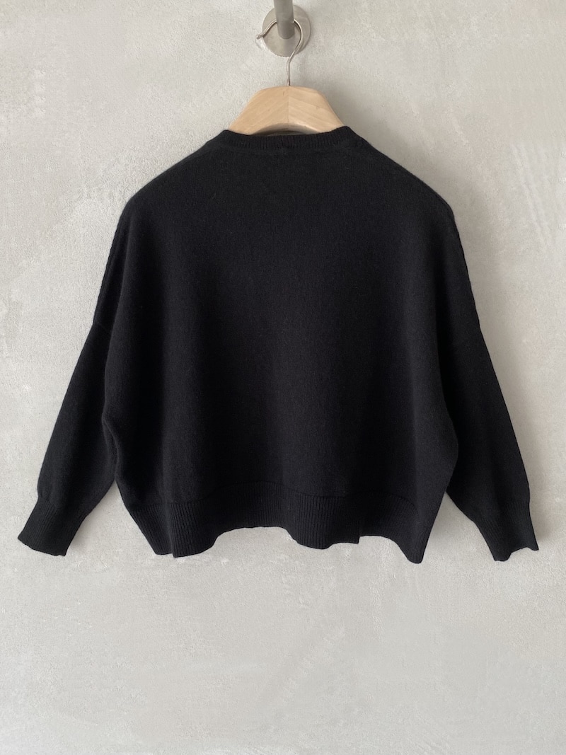 Mini cardigan in cashmere con scollo a V e bottoni manica 3:4 nero – Marina Lari