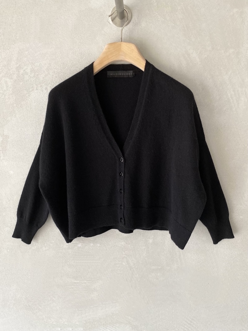 Mini cardigan in cashmere con scollo a V e chiusura frontale con bottoni, spalla scesa e maniche 3/4 con polsino a costina, colore nero – Marina Lari