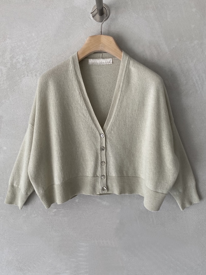 Mini cardigan in cashmere con scollo a V e chiusura frontale con bottoni, spalla scesa e maniche 3/4 con polsino a costina, colore nichel – Marina Lari