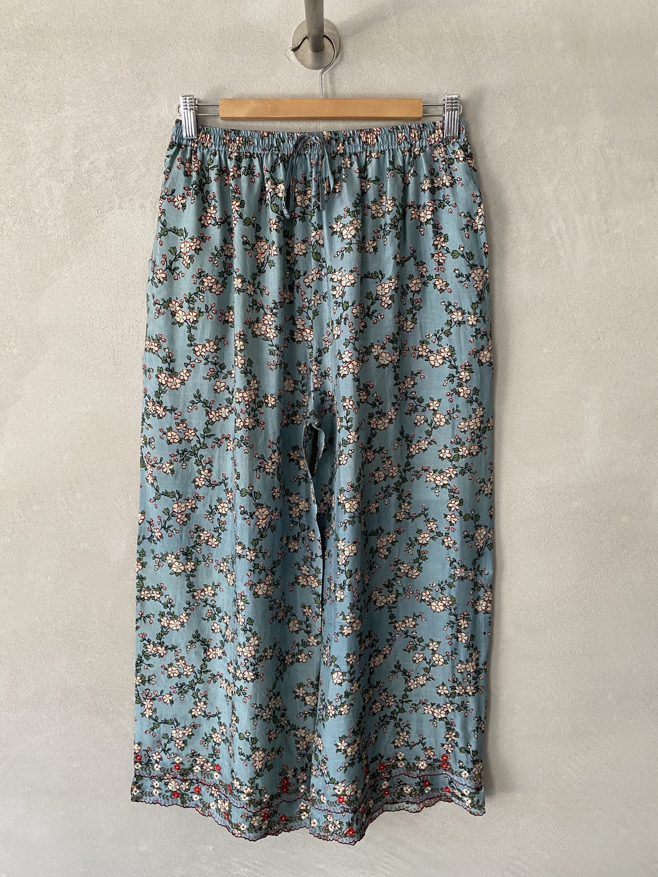 Pantalone azzurro con stampa floreale in tessuto leggero, elastico in vita e coulisse, gamba larga e linea ampia Maku