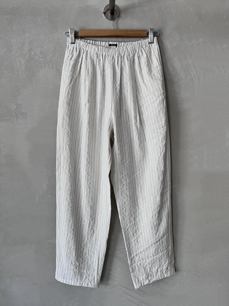 Pantalone in viscosa e lino a righe sottili con elastico in vita, gamba dritta e tasche posteriori applicate colore bianco - APUNTOB