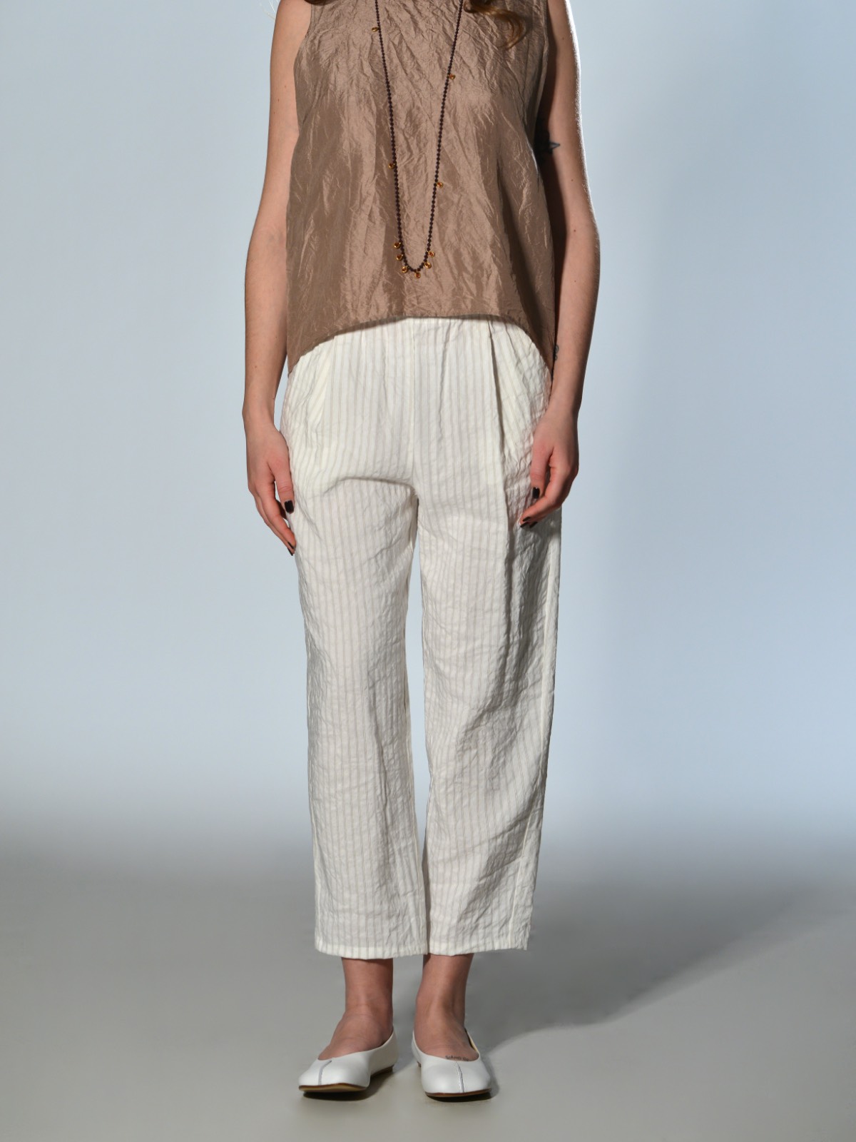 Pantalone in viscosa e lino a righe sottili con elastico in vita, gamba dritta e tasche posteriori applicate colore bianco - APUNTOB