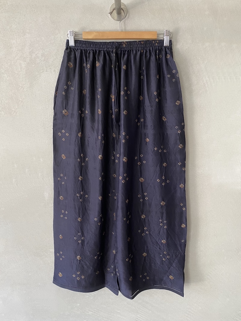 Pantalone blu indigo in seta dipinta a mano shibori con elastico in vita e coulisse, gamba larga e linea ampia Maku