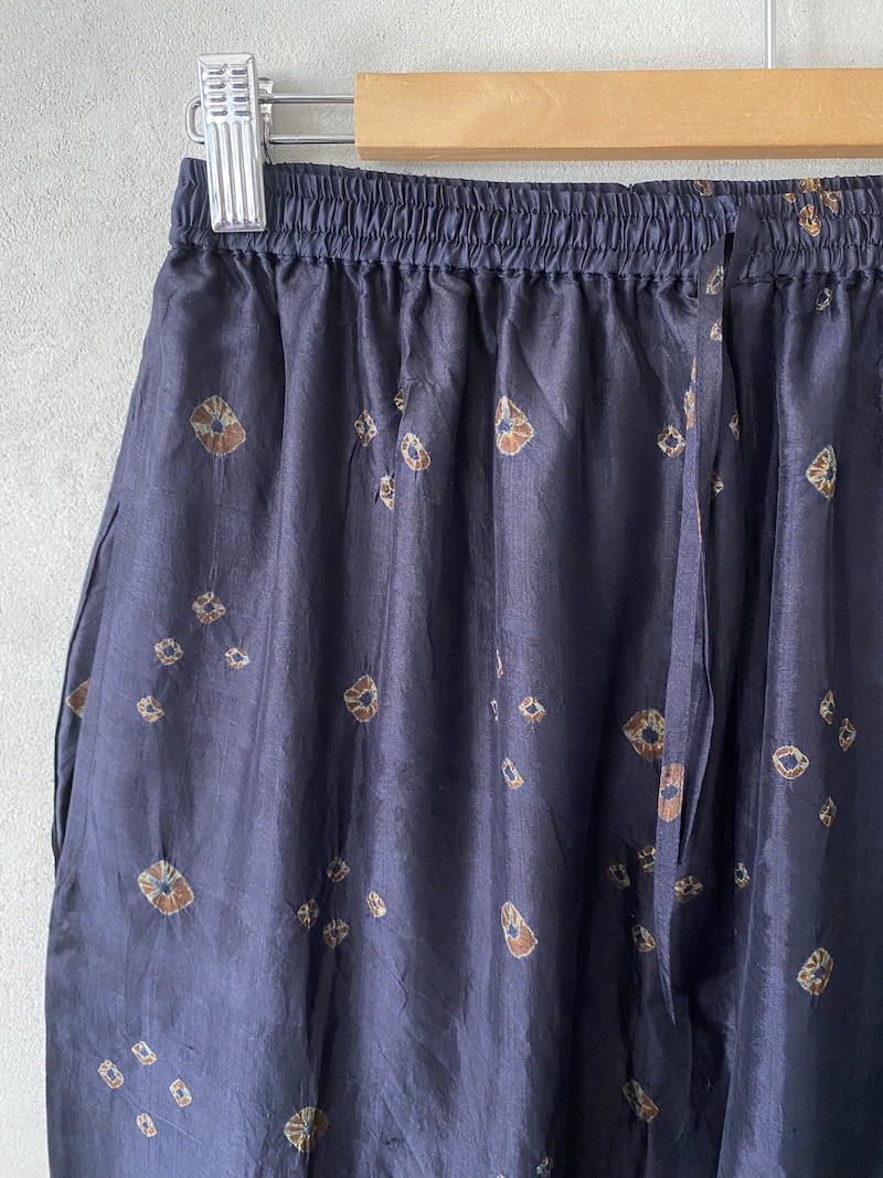 Pantalone blu indigo in seta shibori dalla linea ampia Maku 4