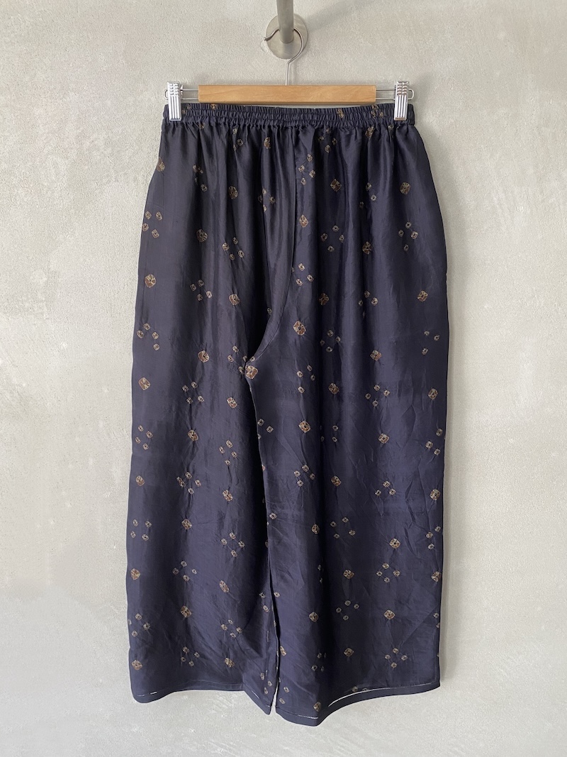 Pantalone blu indigo in seta shibori dalla linea ampia Maku