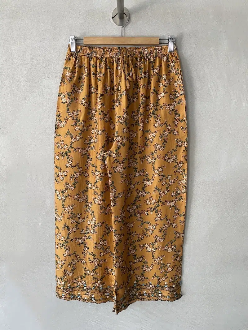 Ochre yellow trousers with floral print and wide leg, bottom with decorative embroidery - Maku