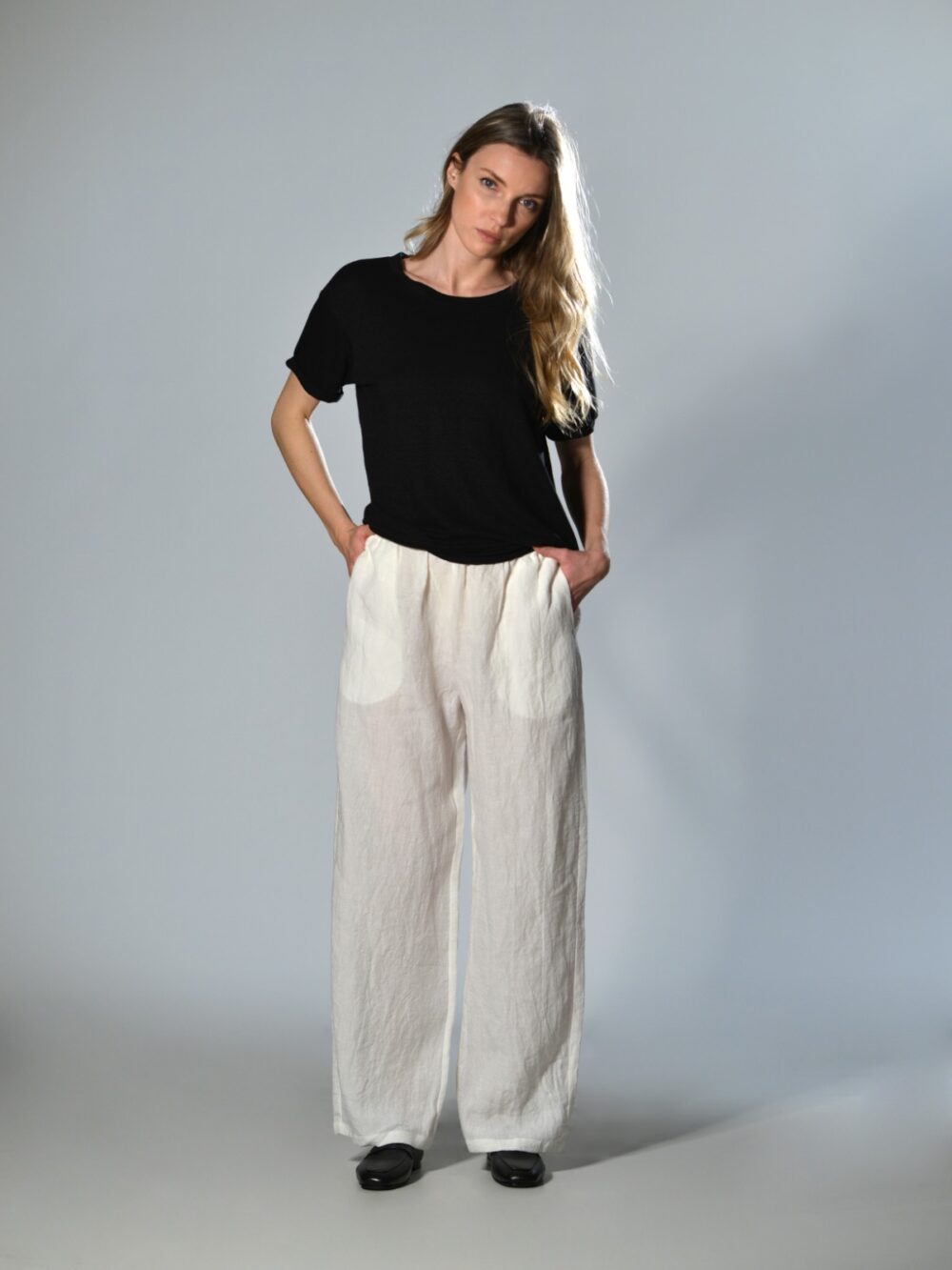 Pantalone in lino con elastico in vita e arricciatura, gamba dritta con tasche laterali colore meringa - APUNTOB