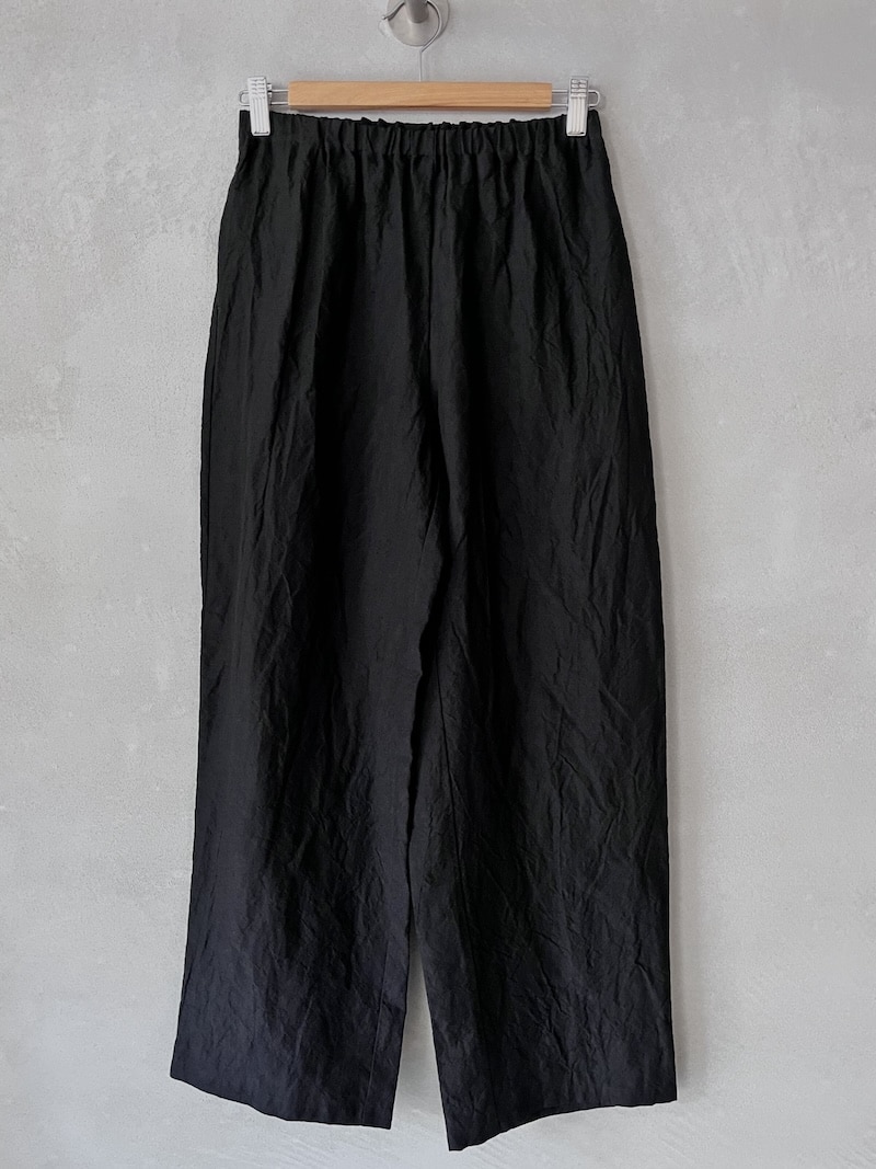 Pantalone in lino con elastico in vita e arricciatura, gamba dritta con tasche laterali colore nero - APUNTOB