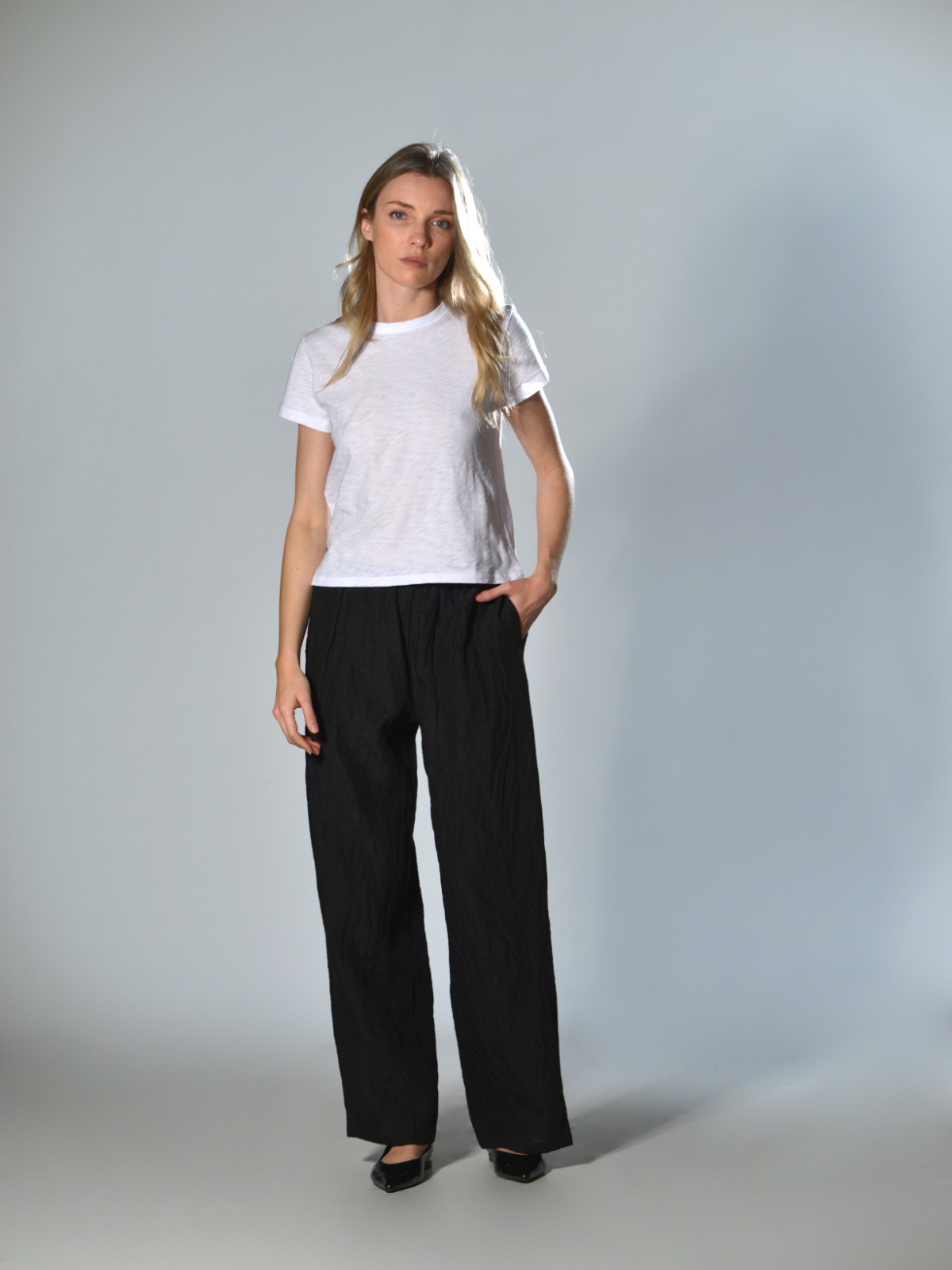 Pantalone in lino con elastico in vita e arricciatura, gamba dritta con tasche laterali colore nero - APUNTOB