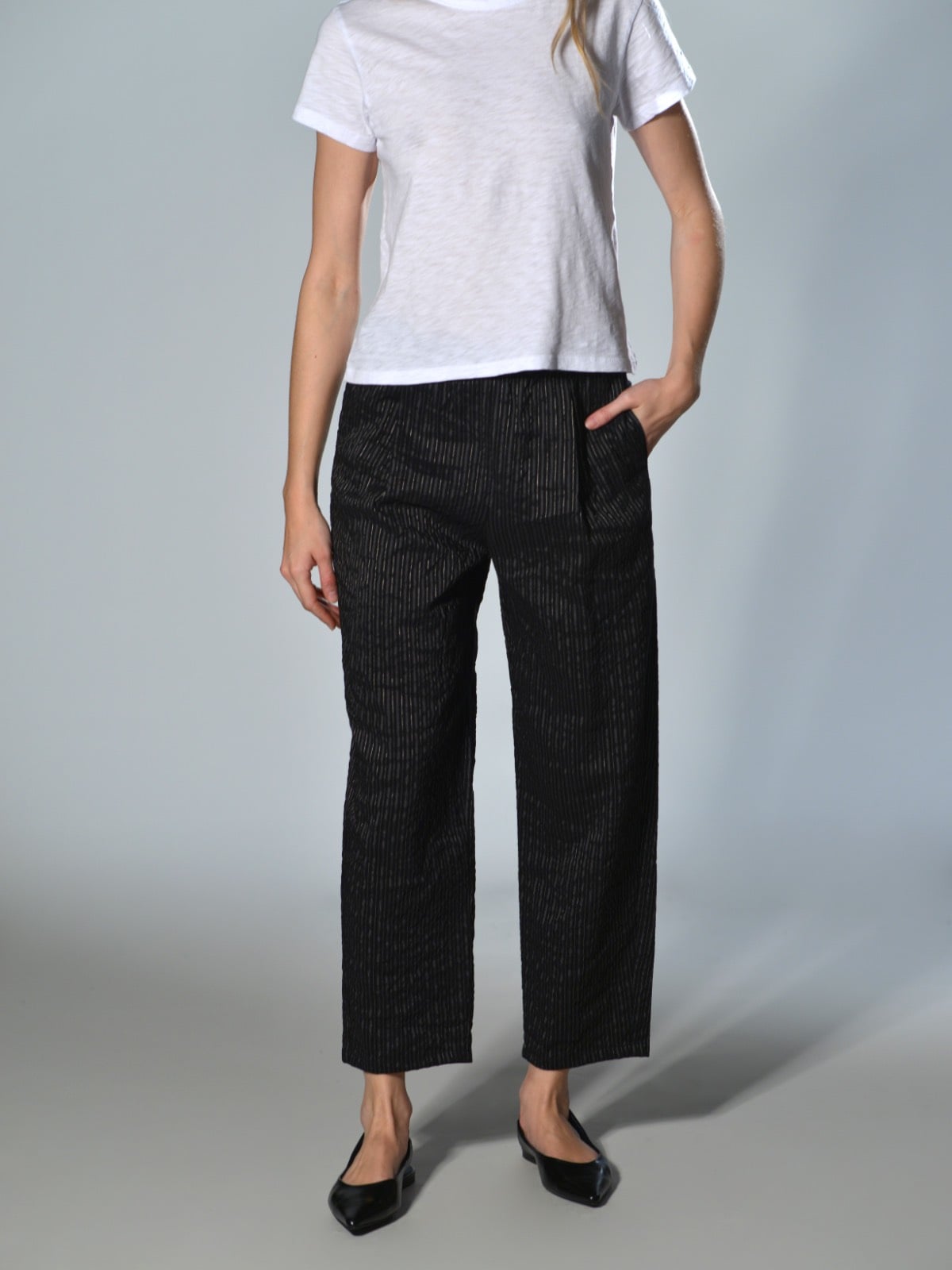 Pantalone in viscosa e lino a righe sottili con elastico in vita, gamba dritta e tasche posteriori applicate colore nero - APUNTOB