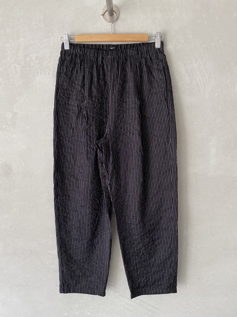 Pantalone in viscosa e lino a righe sottili con elastico in vita, gamba dritta e tasche posteriori applicate colore nero - APUNTOB