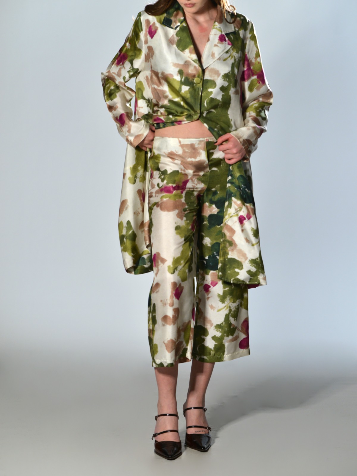 Pantaloni crop F Cashmere in seta stampata fondo ecru con motivo rosa e verde