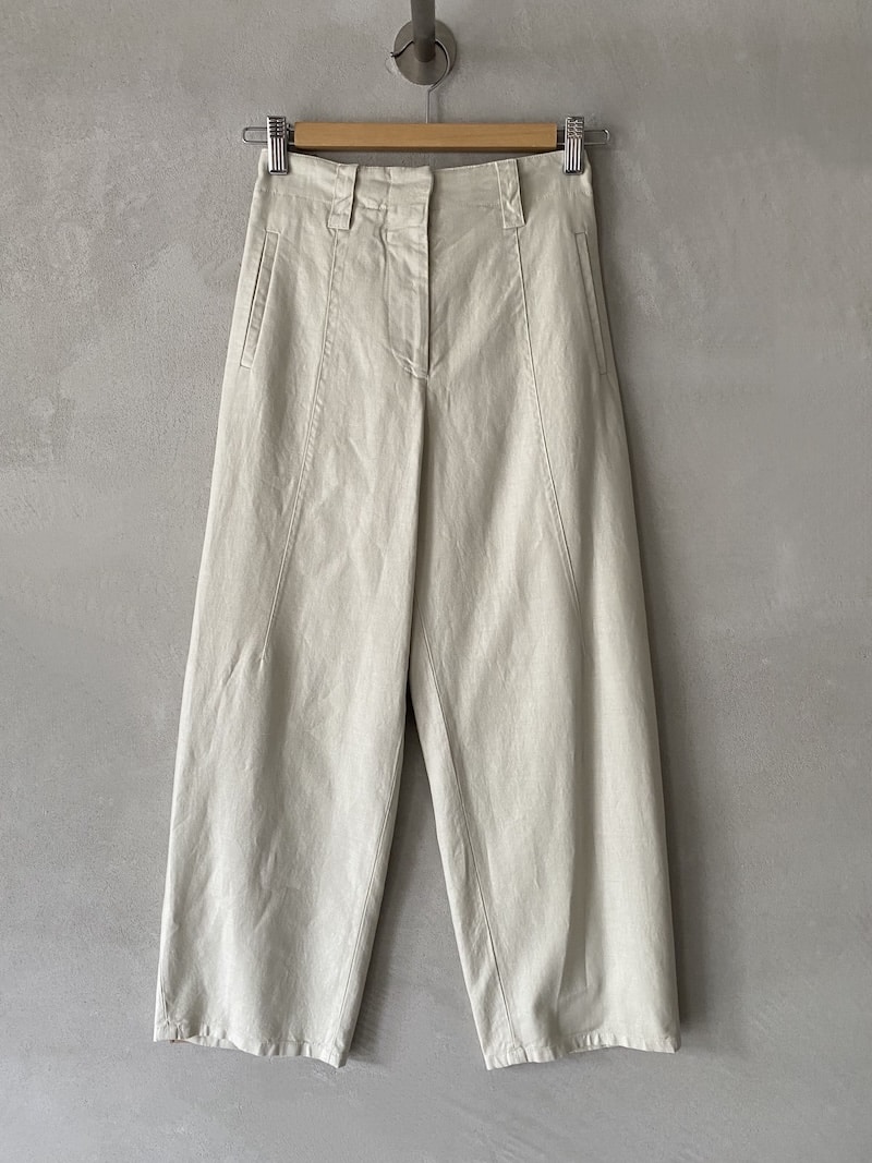 Ankle-length trousers in slightly stretchy herringbone cotton and linen with a zip and hook front fastening, in ecru white – Barbara Tani