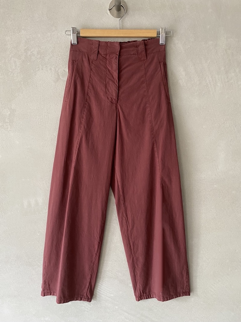 Pantaloni alla caviglia in lyocell e cotone leggermente elasticizzato con chiusura frontale con zip e gancio, colore rosso – Barbara Tani