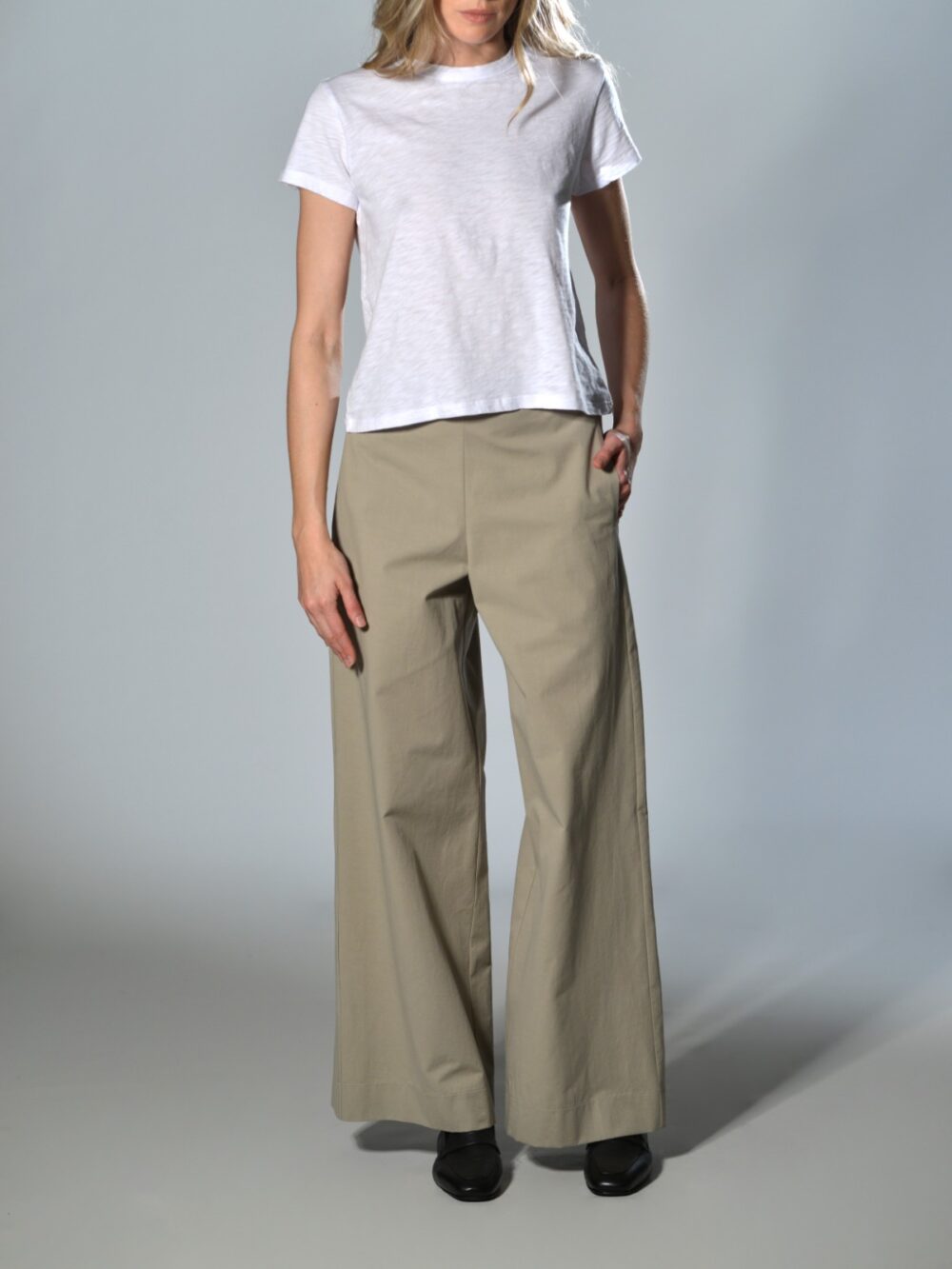 Pantaloni beige mastice in lino e viscosa dalla linea ampia Marina Lari