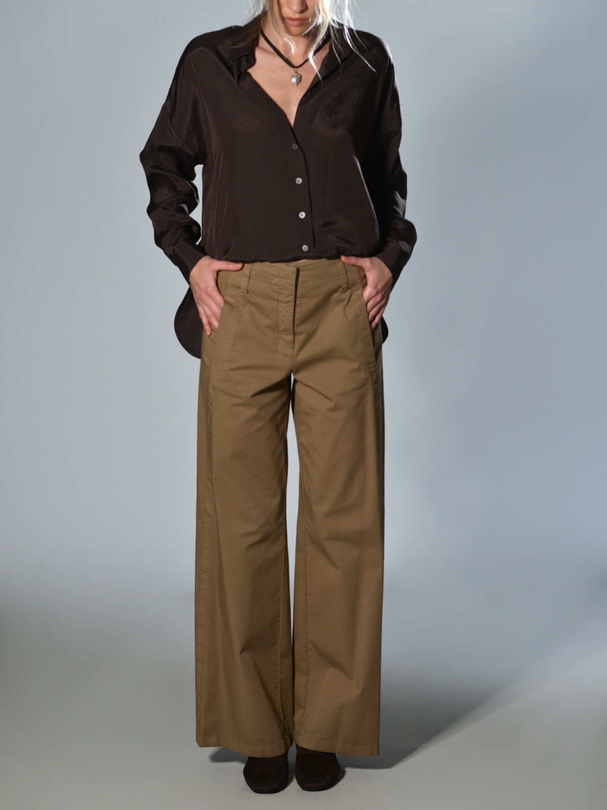 Pantaloni beige nocciola in cotone elasticizzato a gamba dritta con tasche inserite in cucitura e chiusura con zip e gancio, vita bassa Barbara Tani