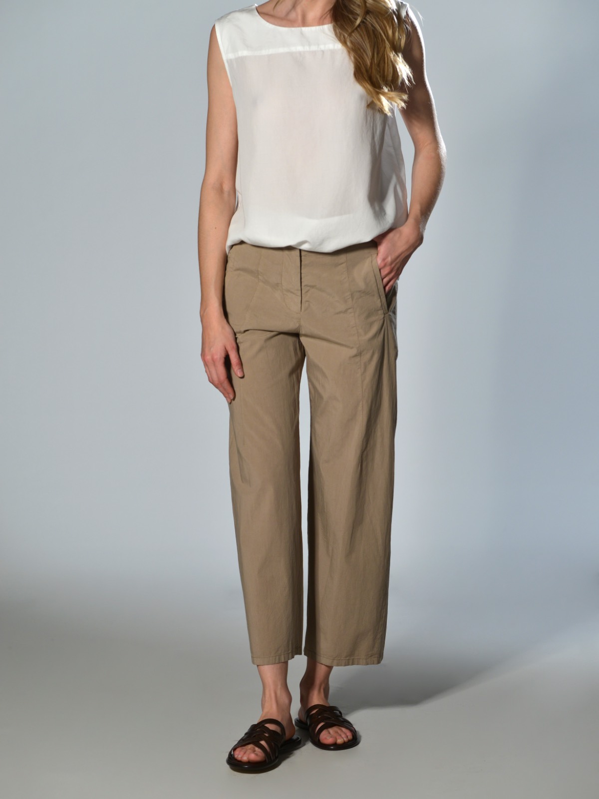 Pantaloni beige nocciola in cotone elasticizzato a gamba dritta con tasche inserite in cucitura e chiusura con zip e gancio, vita bassa Barbara Tani