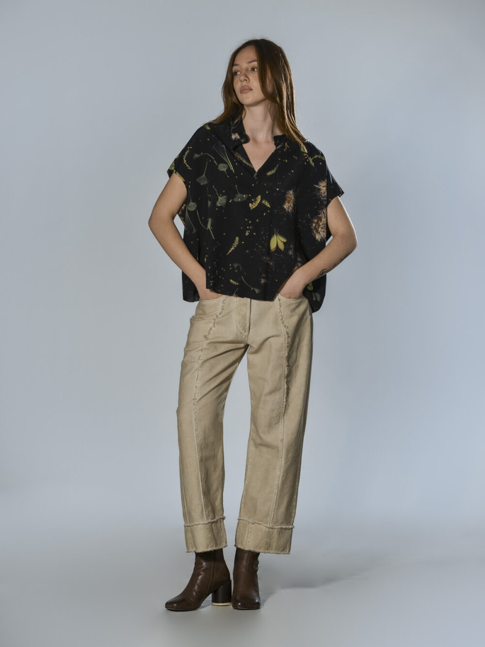 Pantaloni crop denim beige cinque tasche con orlo a vivo sfilacciato e vestibilità over SERIE NUMERICA
