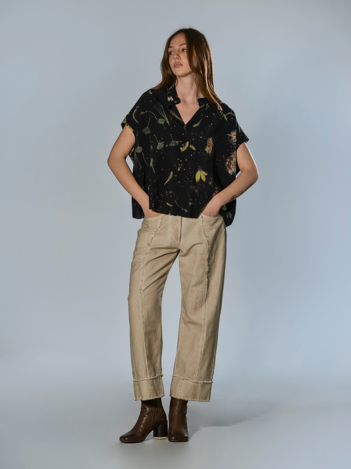 Pantaloni crop denim beige cinque tasche con orlo a vivo sfilacciato e vestibilità over SERIE NUMERICA