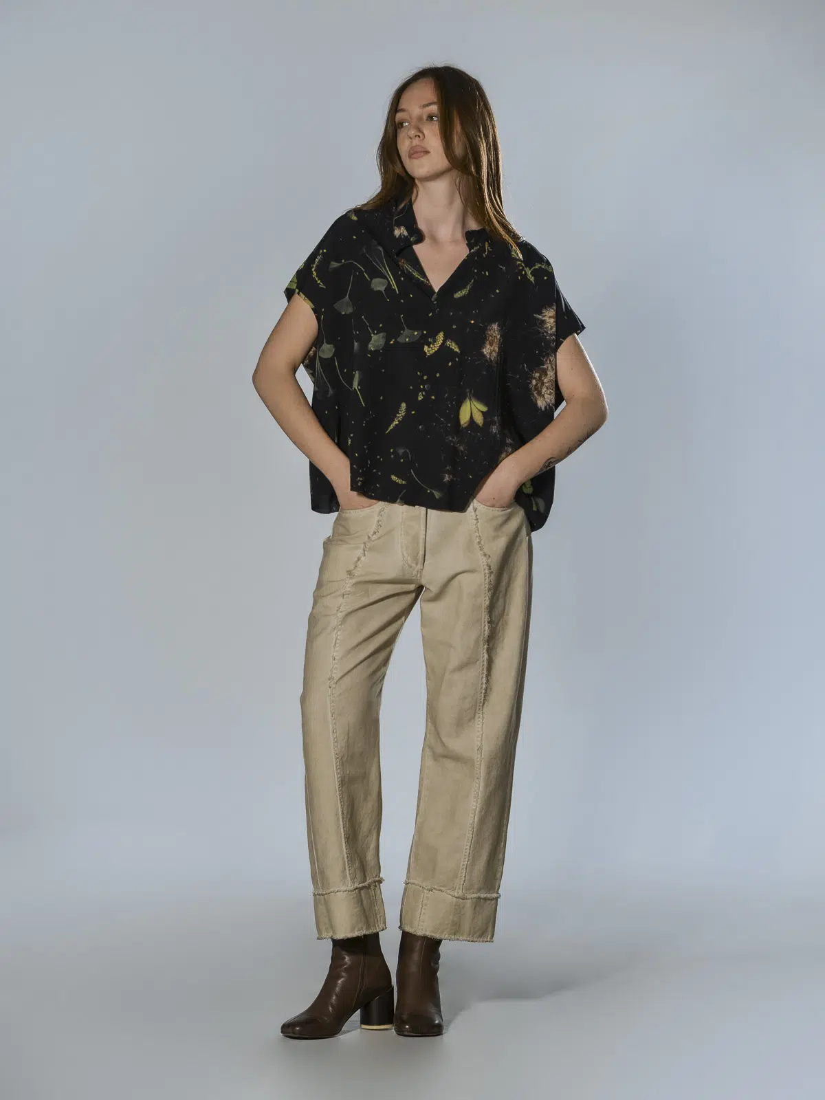 Pantaloni crop denim beige cinque tasche con orlo a vivo sfilacciato e vestibilità over SERIE NUMERICA