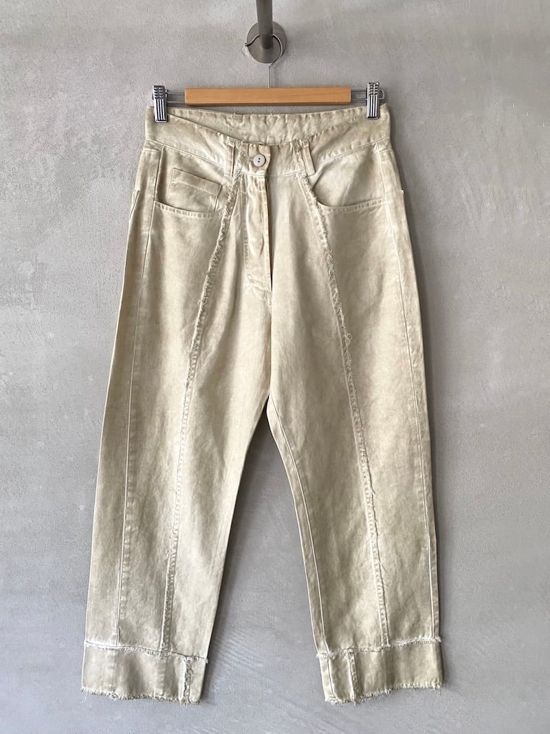 Pantaloni crop denim beige cinque tasche con orlo a vivo sfilacciato e vestibilità over SERIE NUMERICA