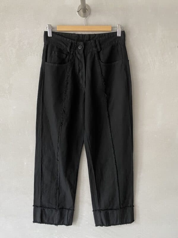 Black five-pocket denim crop trousers with raw frayed hem and oversized fit SERIE NUMERICA