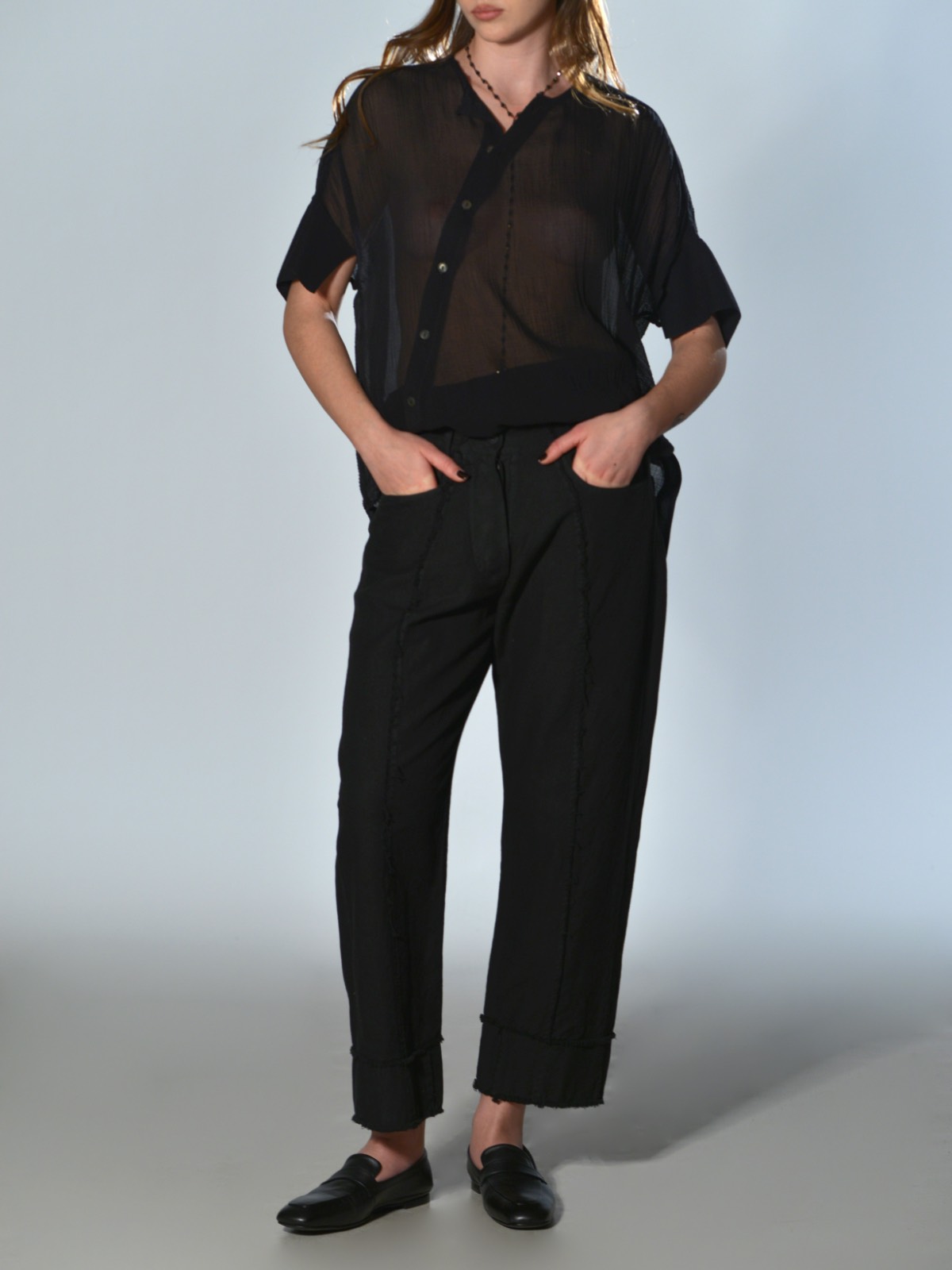 Pantaloni crop denim nero cinque tasche con orlo a vivo sfilacciato e vestibilità over SERIE NUMERICA