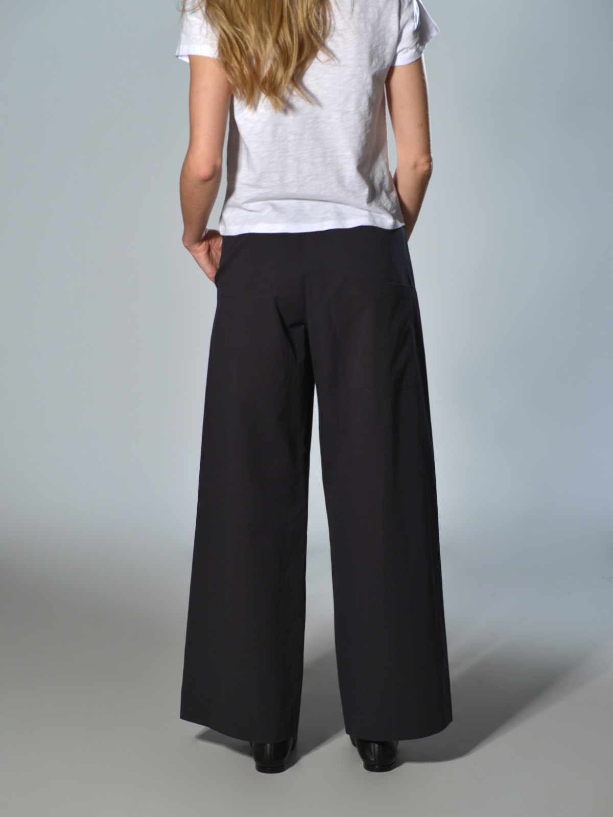 Pantaloni neri in lino e viscosa dalla linea ampia Marina Lari 2