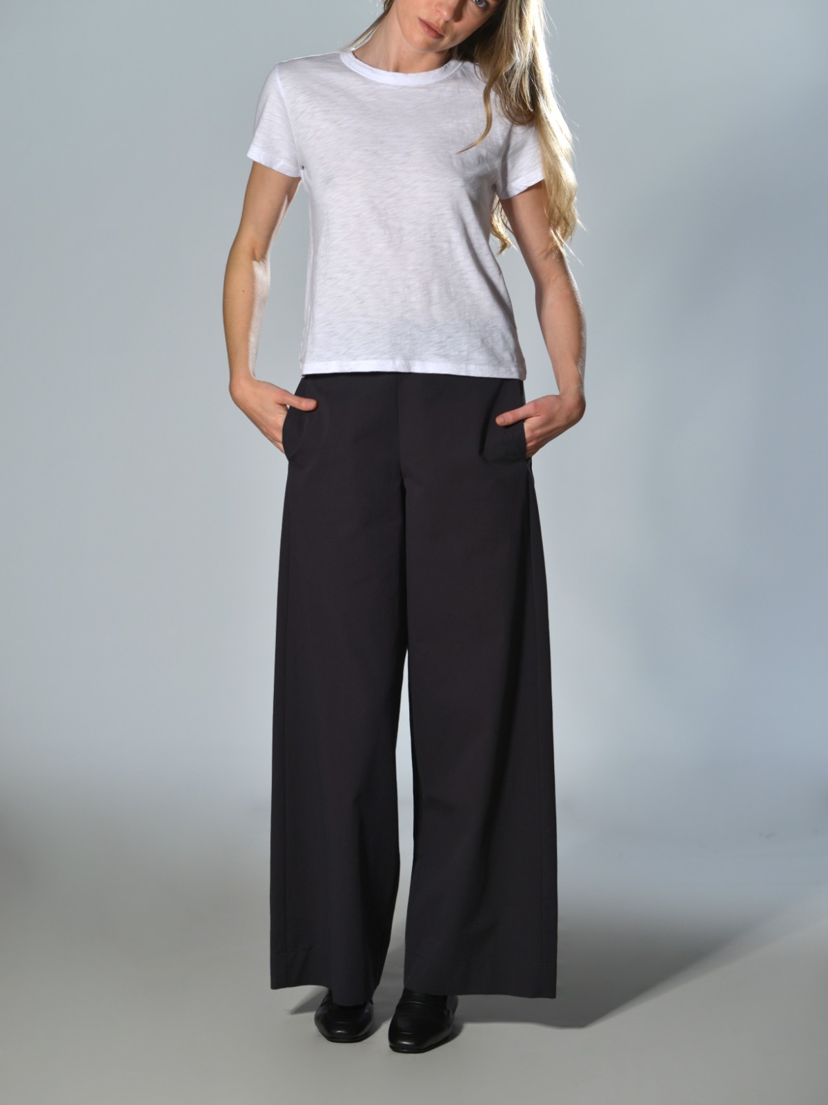 Pantaloni neri in lino e viscosa con vita elastica sul retro e gamba larga, vestibilità regolare Marina Lari